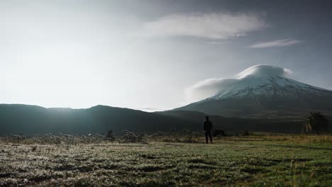 camper admirando un gran volcán nevado rodeado de hermosa naturaleza ecuador cotopaxi