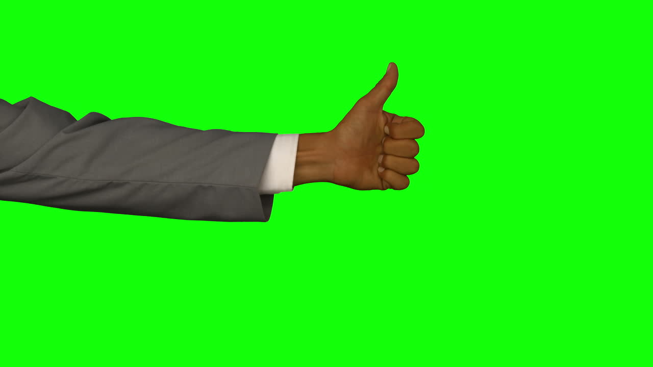 cerca de la mano gestando los pulgares hacia arriba