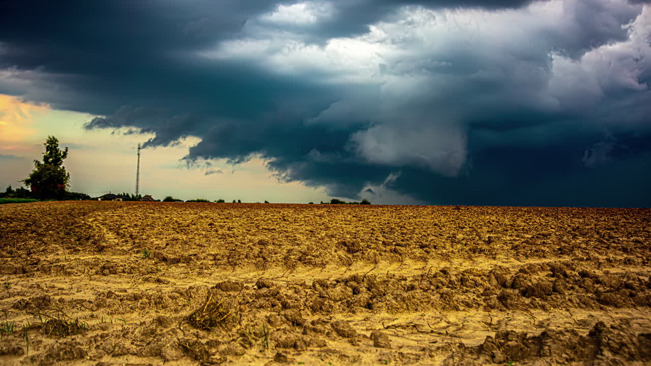 Solo arável e formação de tempestade épica, vista em lapso de tempo.