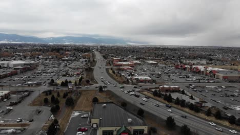 Drohnenaufnahme-Von-19th-Street-Bozeman,-Montana-An-Einem-Bewölkten-Tag