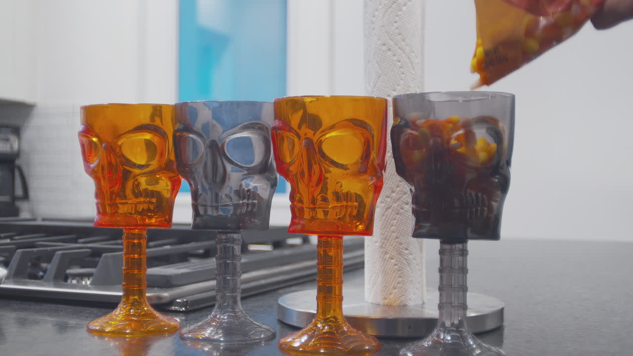 verter maíz dulce en copas de calavera para halloween