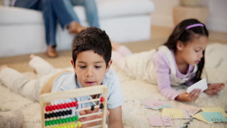 niños aprendiendo matemáticas y lectura en casa