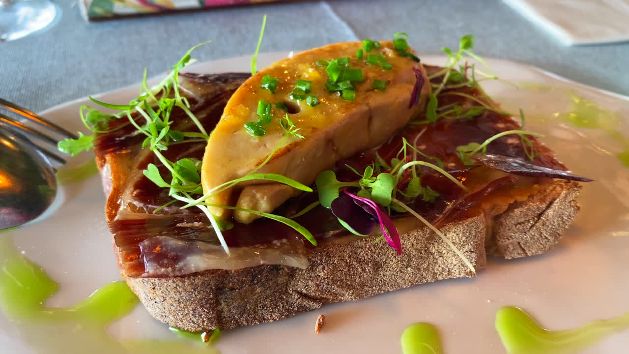 스페인의 전통적인  토스트와 이베리아 햄, 푸에 그라, 마이크로 그린, 마르벨라 에스테포나의 레스토랑에서 멋진 타파스, 4k