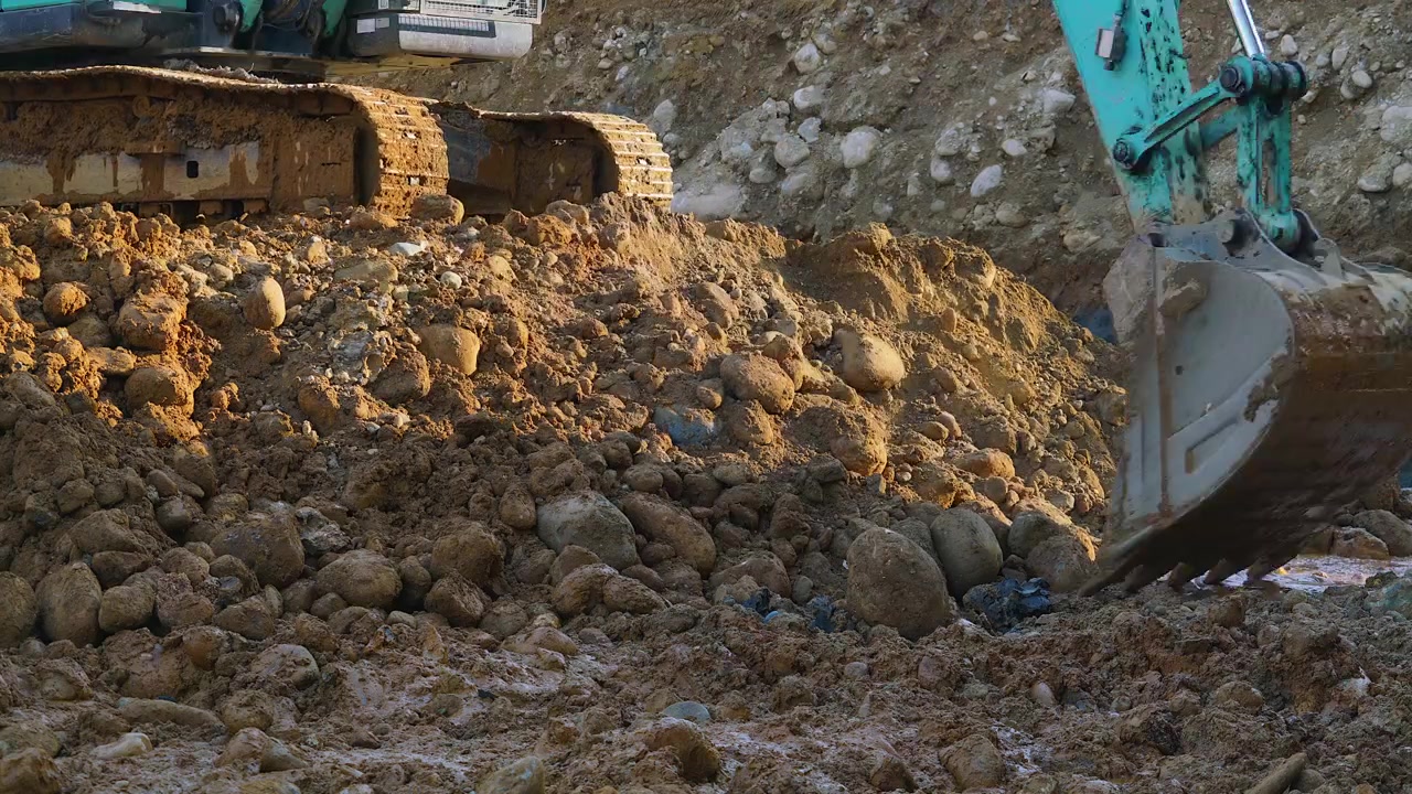Escavatore che scava e sposta terra in cantiere