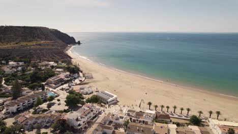 amplia praia da luz costa a lo largo de la vasta línea del horizonte en la costa del algarve - antena