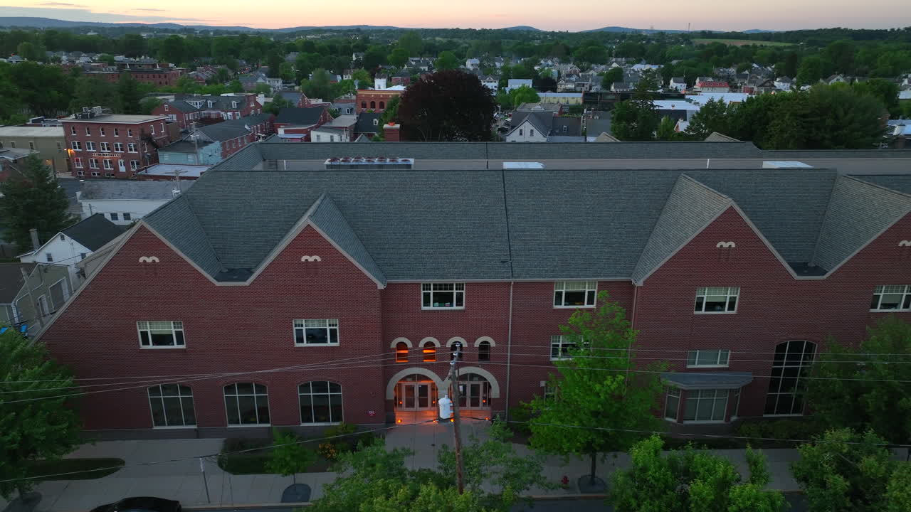 미국 초등학교의 공중 트럭 샷