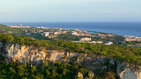 Antena-Cinematográfica-Que-Establece-La-Revelación-De-Willemstad-Curacao,-El-Paraíso-Caribeño.