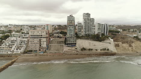 manta toma aerea de los hoteles junto al mar