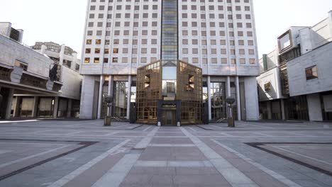 vista exterior de un edificio del gobierno en moscú