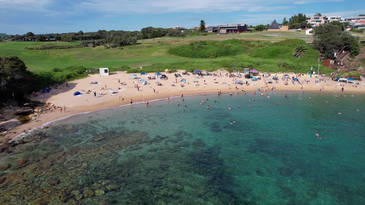 오스트레일리아 뉴 사우스 웨일즈 주 시드니 에서 여름 휴가를 즐기는 관광객 들 과 함께 작은 베이 비치 - 공중 드론 촬영