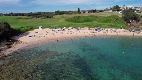 Kleiner-Buchtstrand-Mit-Touristen,-Die-Während-Der-Sommerferien-In-Sydney,-New-South-Wales,-Australien-Genießen---Drohnenaufnahme-Aus-Der-Luft