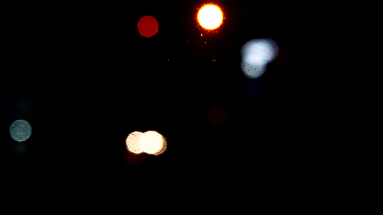 la luz bokeh de las luces de los coches que corren por las calles de la ciudad.