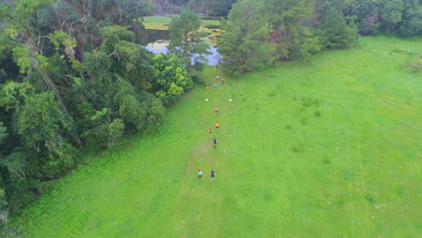 Corriendo-A-Través-De-Un-Pasto-Durante-Un-Evento-De-Carrera-De-Barro-En-Florida