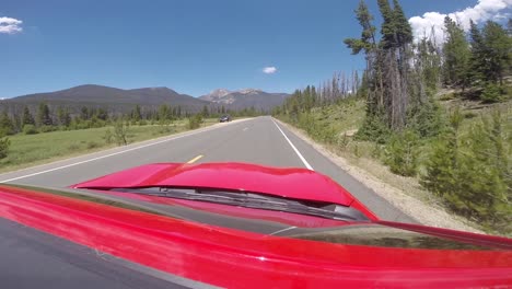 Coche-Rojo-Conduciendo-Por-El-Parque-Nacional-De-Las-Montañas-Rocosas