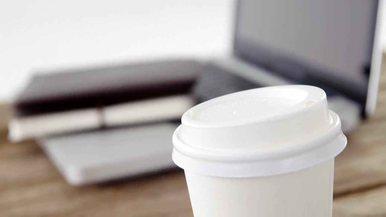 나무판 에 놓인 일회용 컵