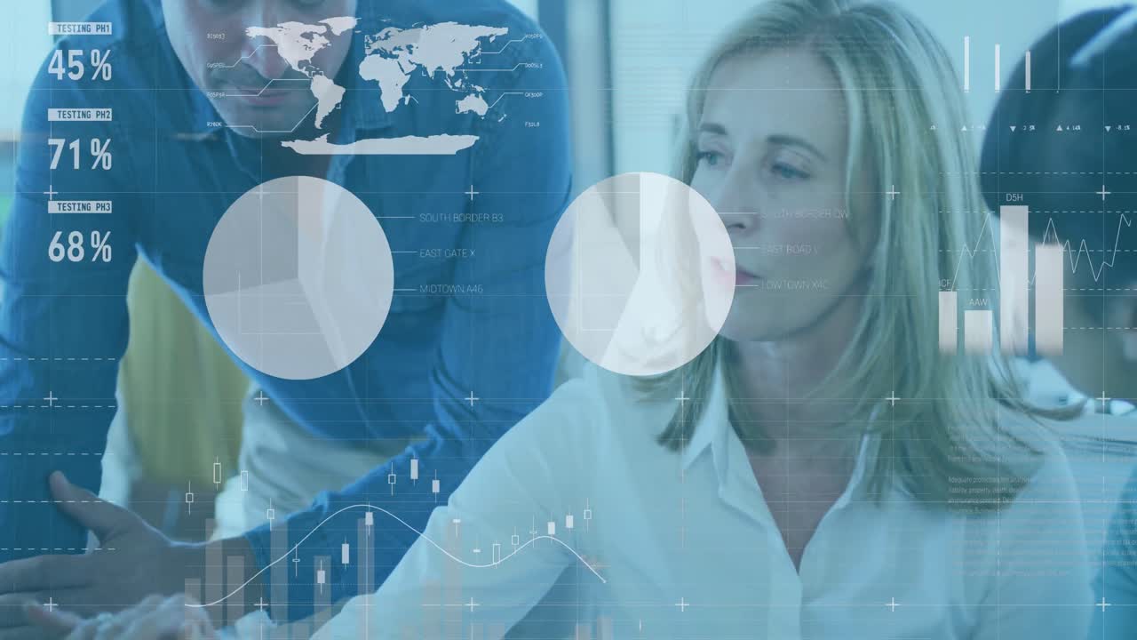 animación del procesamiento de datos estadísticos sobre la mujer caucásica discutiendo con colegas en la oficina