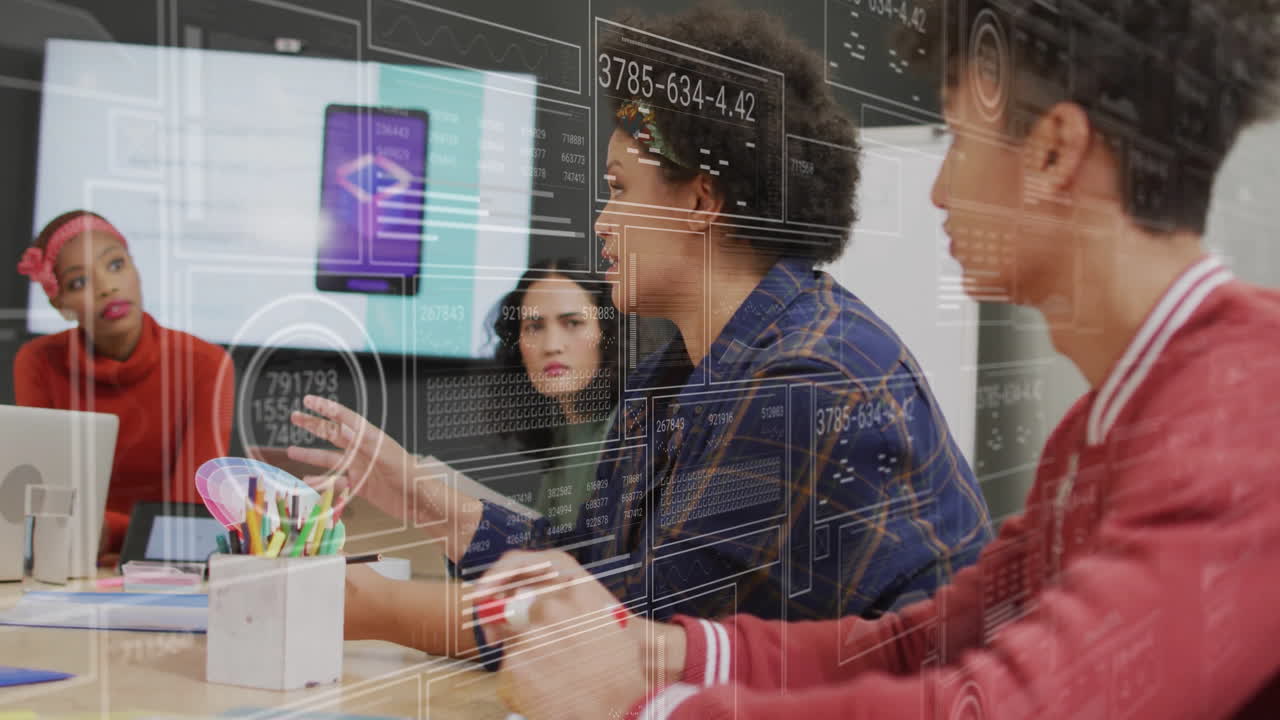 animación de procesamiento de datos y diagramas sobre diversos colegas discutiendo el trabajo en la oficina
