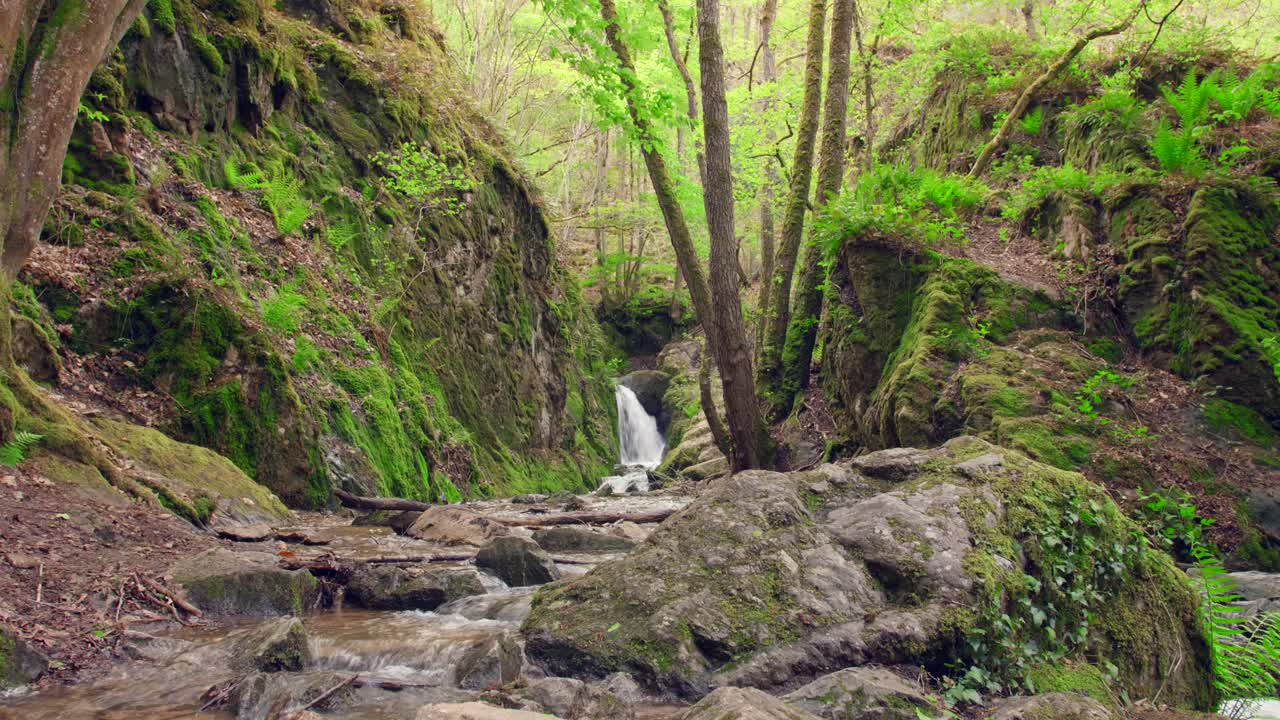Piccola cascata che scorre attraverso la Valle della Loira, conosciuta come Gorges du désert