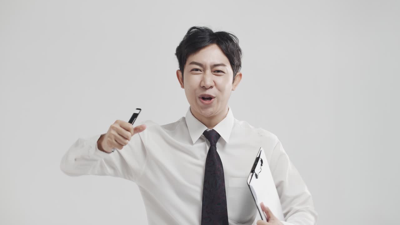 젊은 아시아 남자는 가상 화상 회의 중에 좋은 소식을 받고 흥분을 나타냅니다.