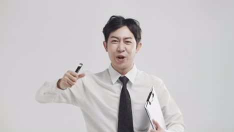 젊은 아시아 남자는 가상 화상 회의 중에 좋은 소식을 받고 흥분을 나타냅니다.
