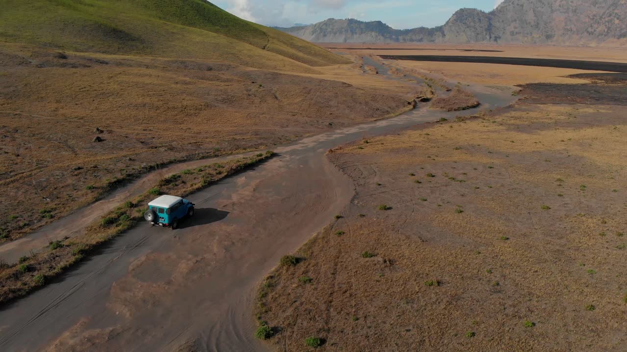 Bromo-tulivuori jeeppien kanssa, Itä-Jaava, Indonesia