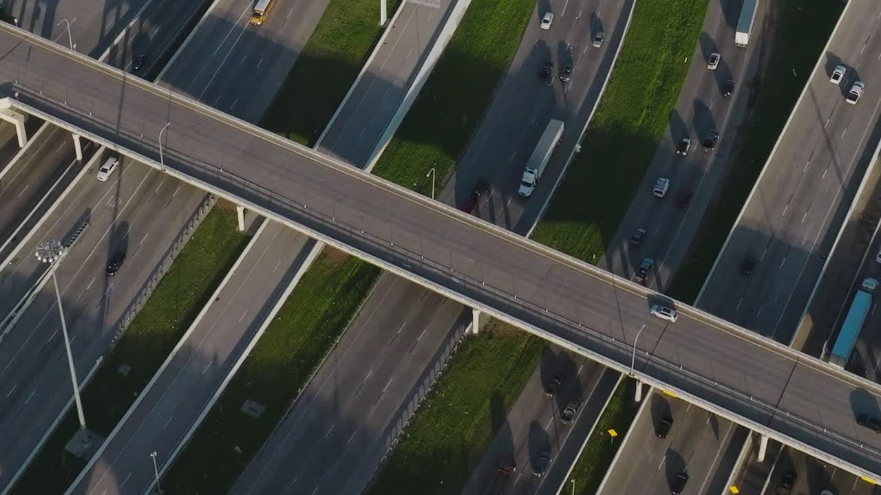 Vista delle autostrade e del traffico di Dallas durante il giorno nel centro del Texas