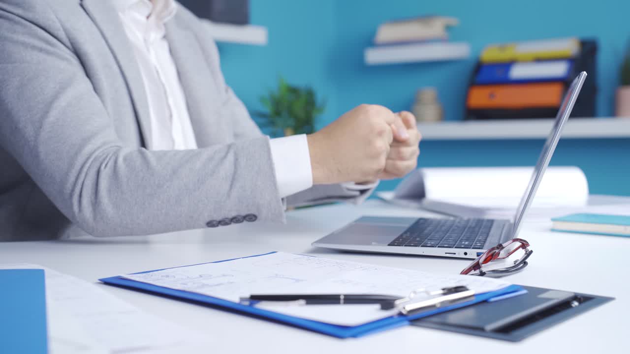 primer plano de un hombre de negocios exitoso ganando la licitación, ganando negocios en línea y siendo feliz.