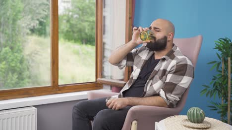 el hombre que bebe agua.
