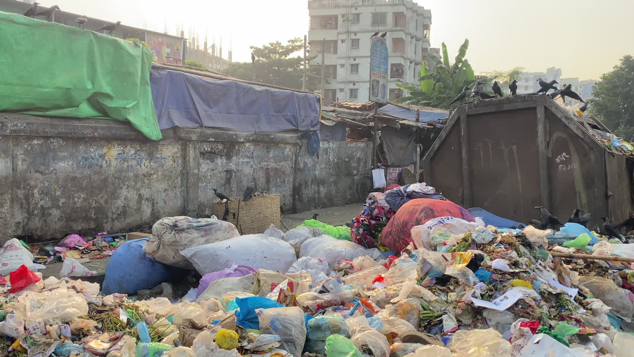 vista de la pila de bolsas de basura en medio de la calle en bangladesh
