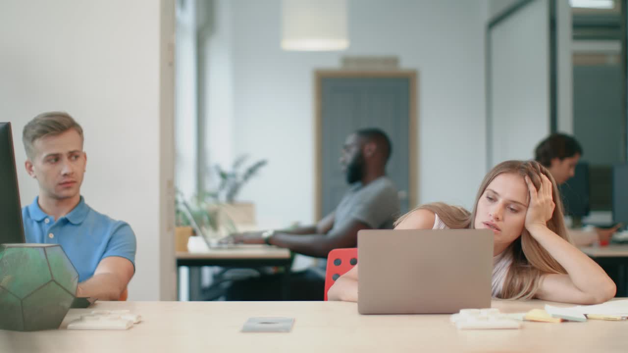 직장에서 잠을 자는 피곤한 여성. 노트북과 함께 테이블에 누워있는 졸린 여성.