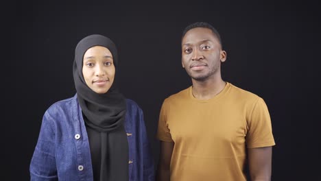 retrato en primer plano de un niño y una niña musulmanes africanos. hermandad islámica.