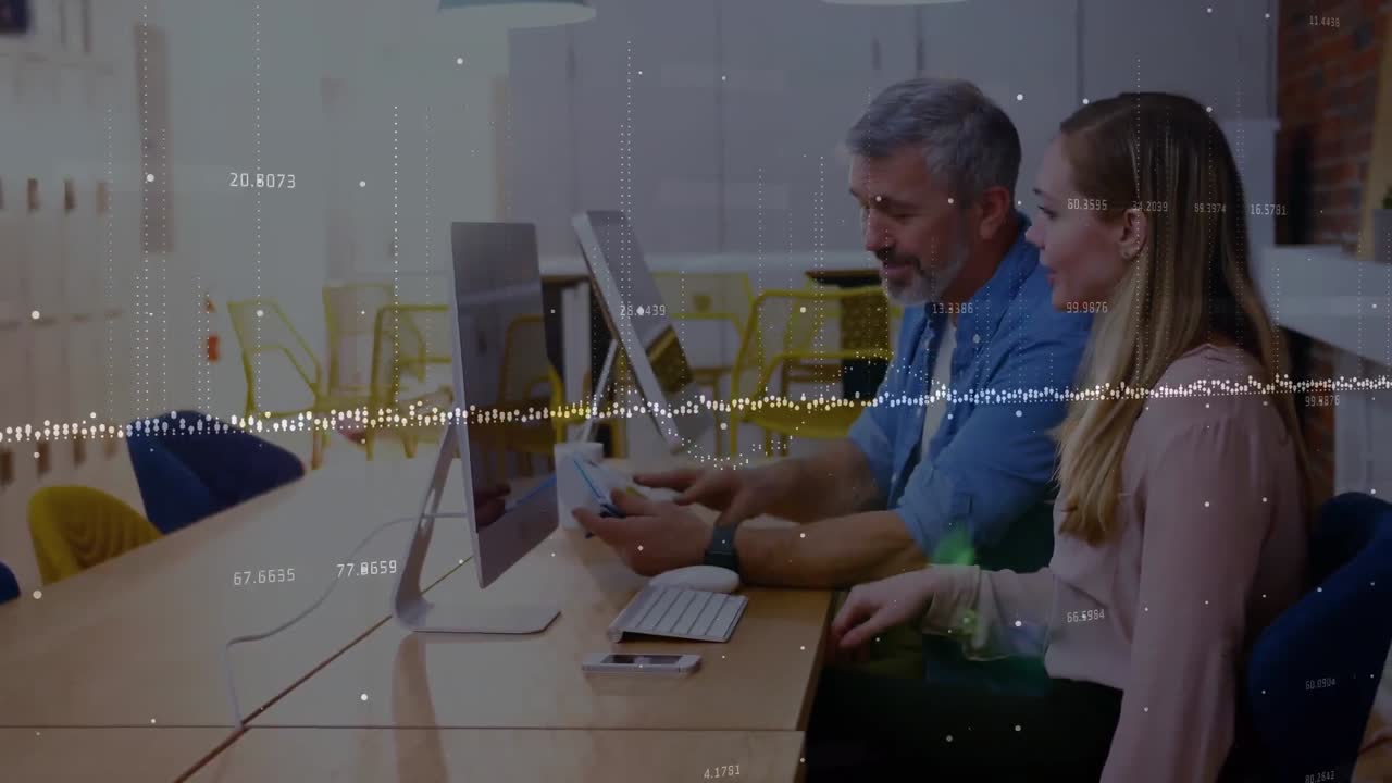 animación de procesamiento de datos sobre un hombre y una mujer caucásicos discutiendo sobre una tableta digital en la oficina