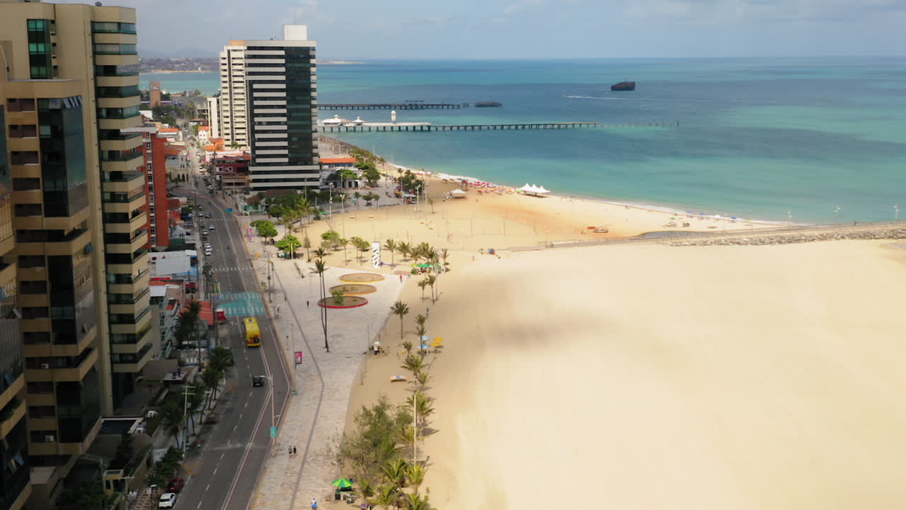 vista aérea de los edificios frente al mar, la avenida y la playa vacía en un día nublado, fortaleza, ceara, brasil