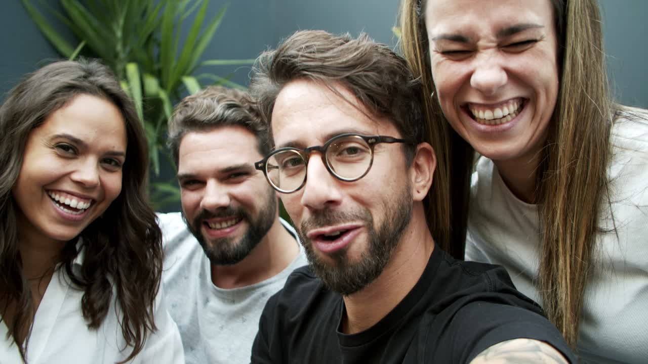 amigos jóvenes sonrientes mirando a la cámara