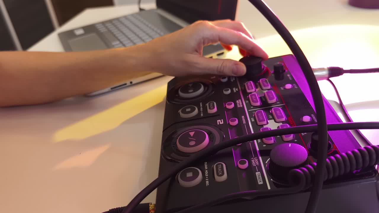 configuración de producción musical con interfaz de audio