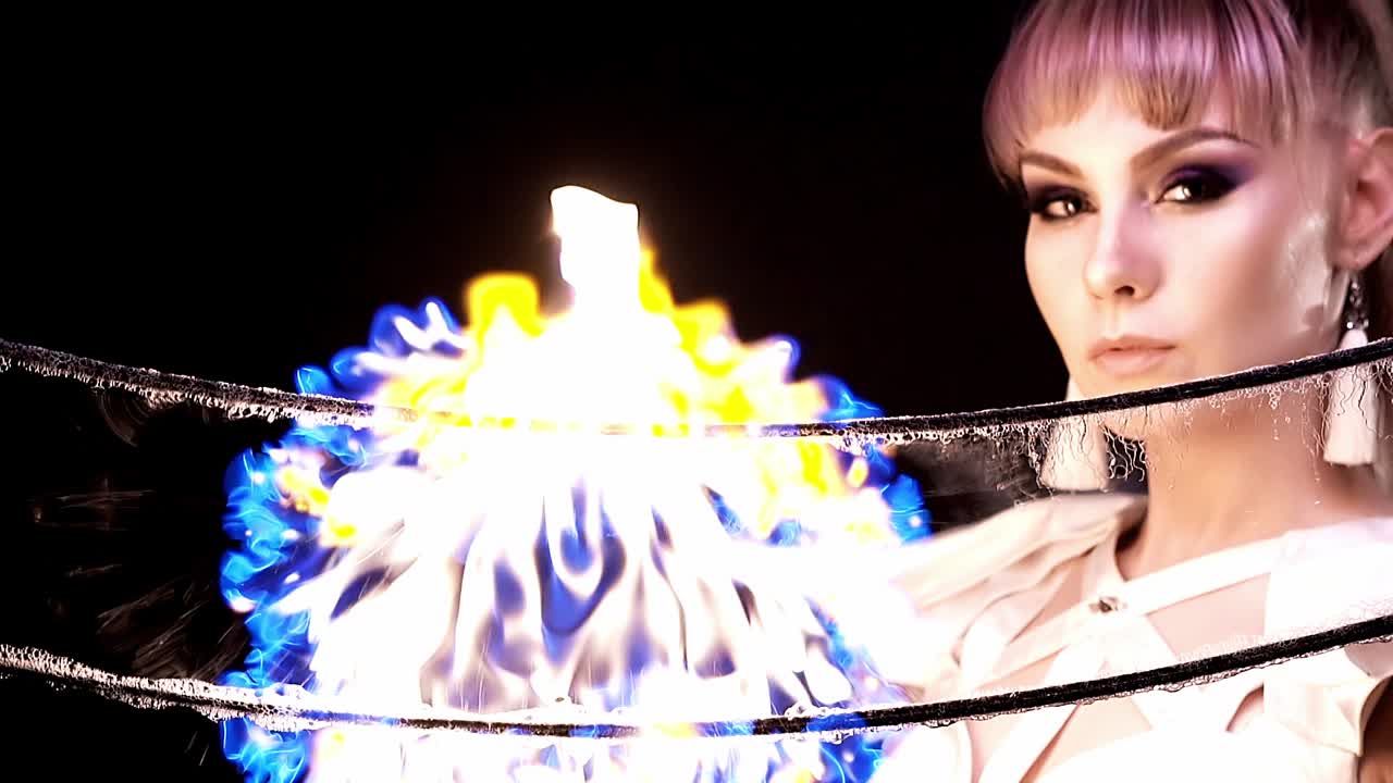 비눗방울을 이용한 슬로우 모션 트릭 소녀는 거품의 내용물에 불을 붙입니다