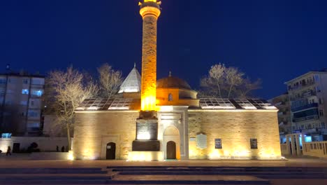 la mezquita de ahi evran, en kirsehir, turquía