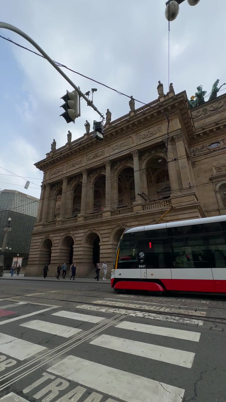 Tram moderno che passa davanti allo storico Teatro Nazionale a Praga