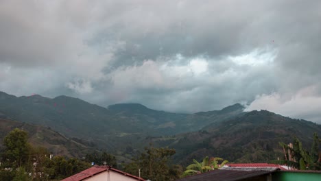 Hermoso-Lapso-De-Tiempo-De-Puesta-De-Sol-De-4k-Con-Nubes-Que-Se-Mueven-Rápidamente-A-Través-De-Las-Montañas-Filmadas-En-Colombia