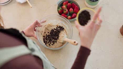 cocinar, chispas de chocolate y panqueques con las manos