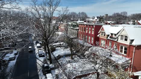 Bunte-Alte-Viktorianische-Häuser-Im-Winterschnee