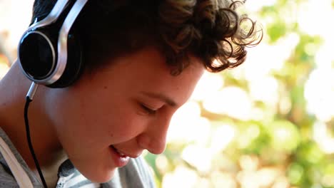 escolar que usa un teléfono móvil en el campus