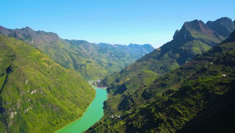 montañas cársticas y el río nho que a lo largo del bucle de ha giang en vietnam