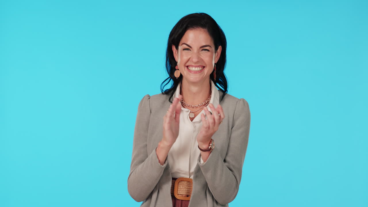 mujer de negocios, aplaudiendo y celebrando la victoria