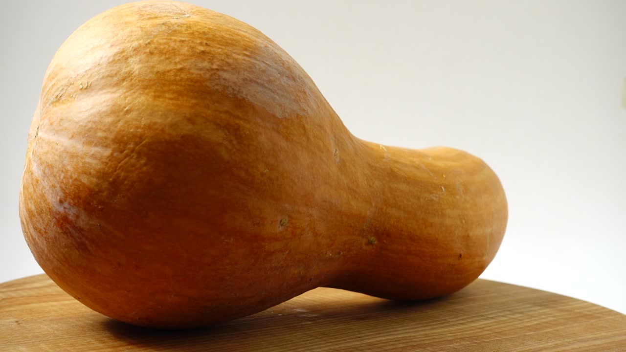 Zucca su un tagliere da cucina. Ripresa in movimento. Ripresa in movimento