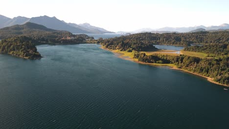 Imágenes-De-Drones-Desde-El-Lago-De-Bariloche-En-Argentina