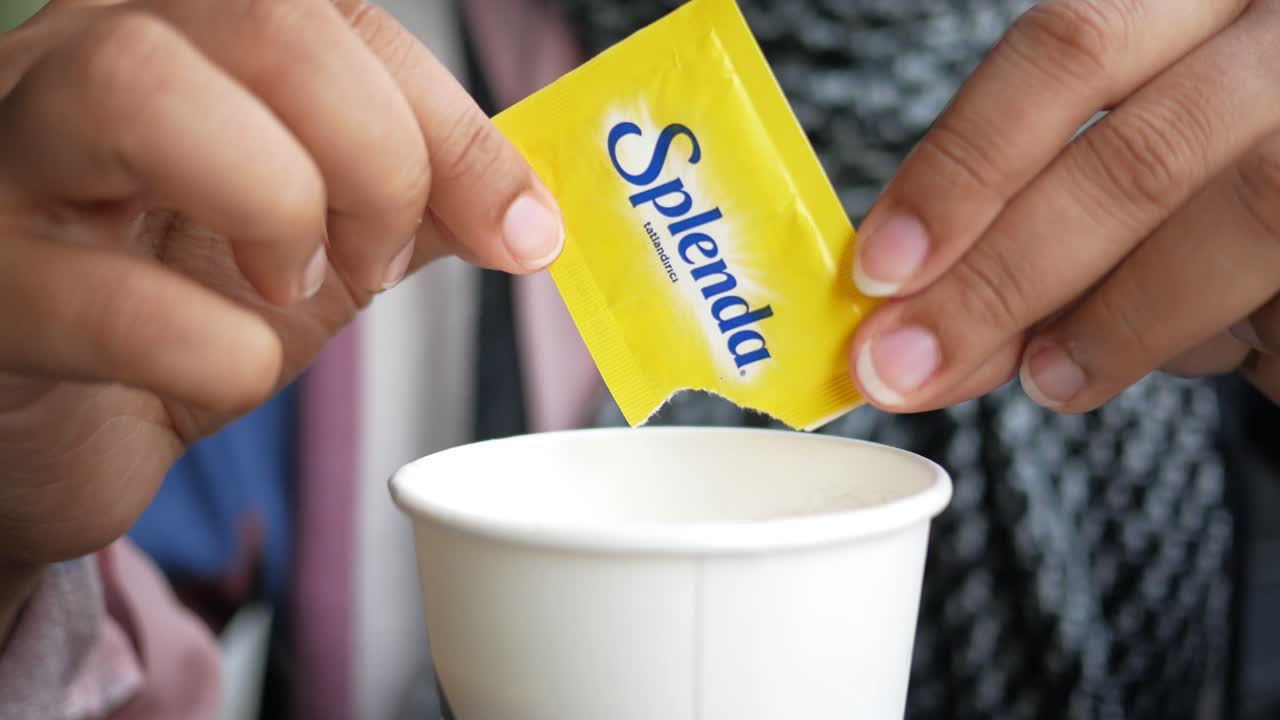 음료에 스플렌다 감미료를 첨가하는 것