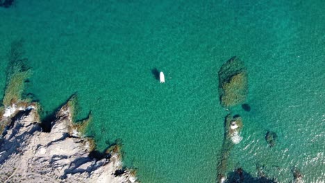 Relajación-En-Yate-En-Aguas-Cristalinas-De-Color-Turquesa-En-La-Playa-En-El-Sur-De-España,-En-Murcia