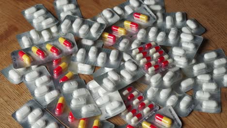 Persona-Lanzando-Tabletas-De-Píldoras-De-Medicamentos-Coloridos-A-Cámara-Lenta-De-100-Fps