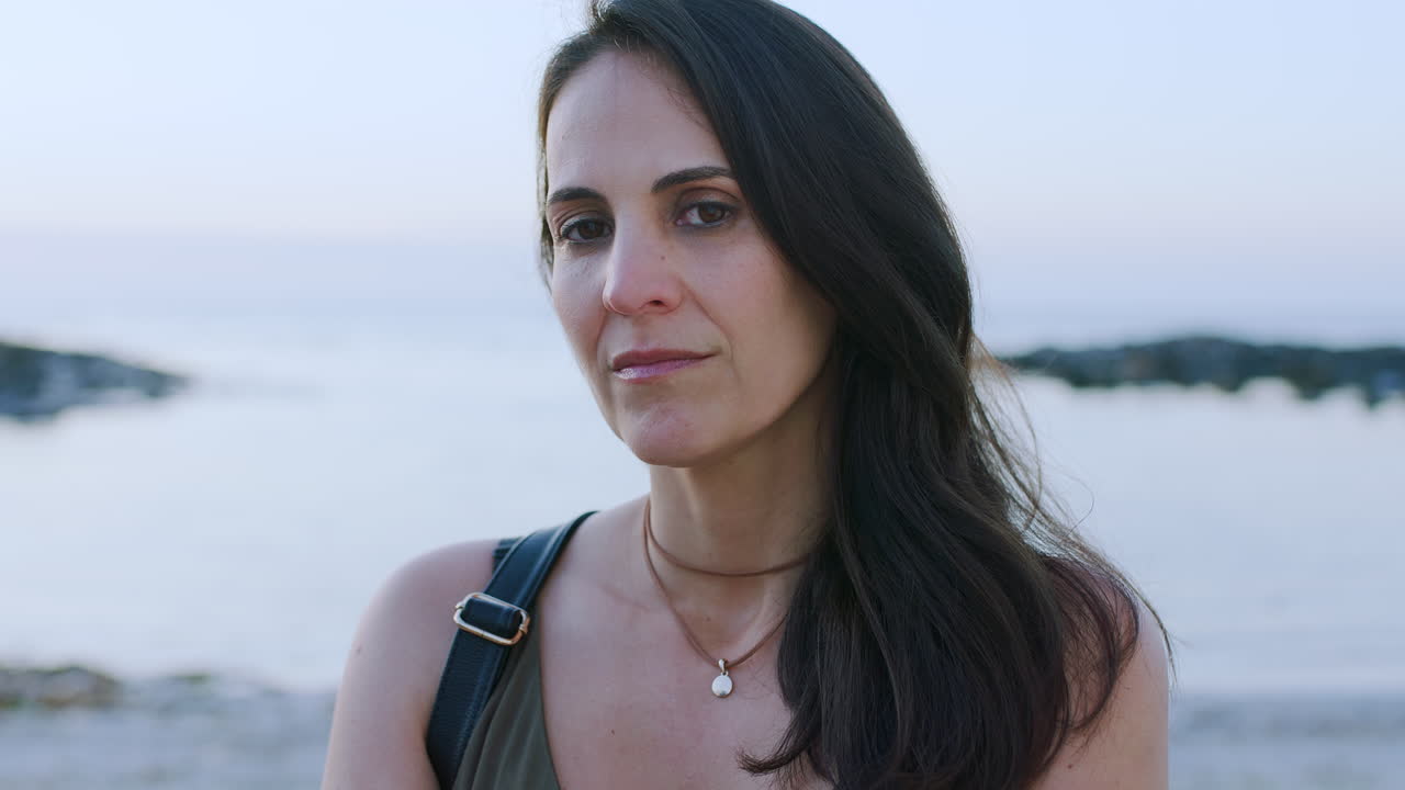 mujer segura de sí misma, cara y natural mientras está al aire libre